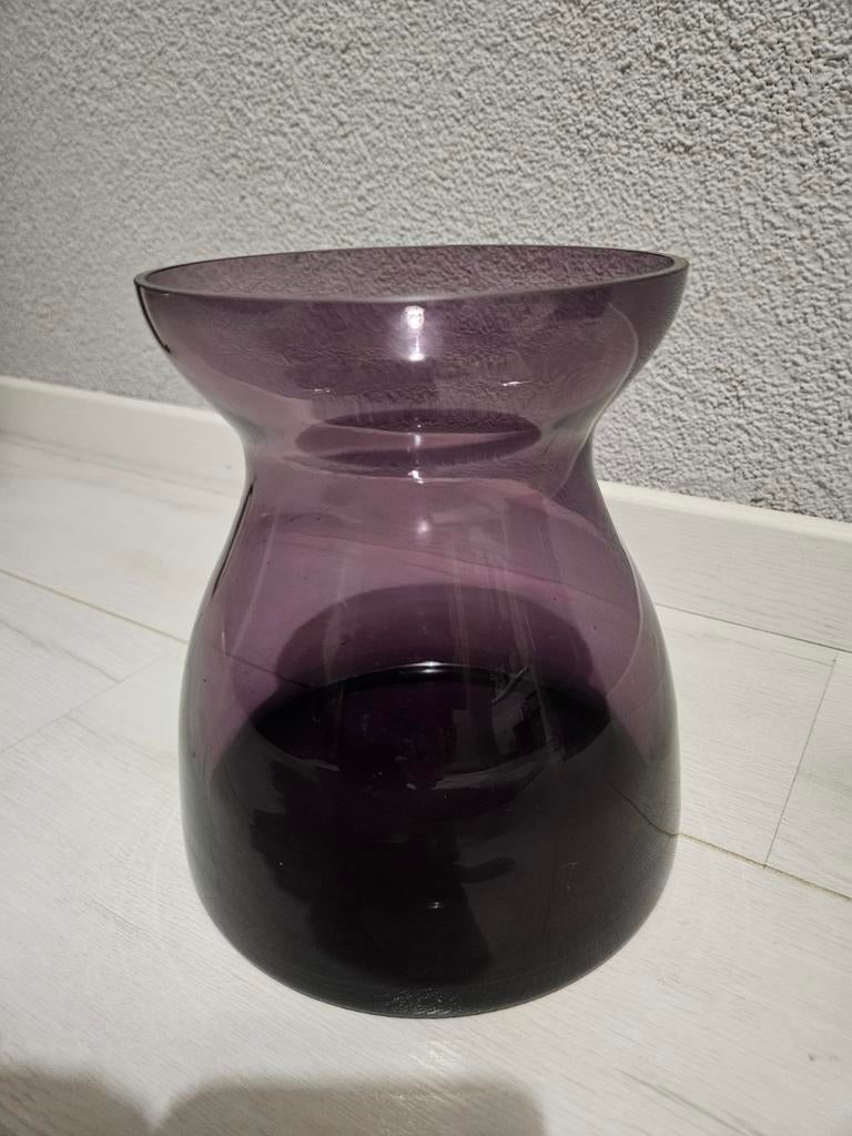 Glazen vaas in aubergine pruimen paarse kleur, Huis en Inrichting, Woonaccessoires | Vazen, Ophalen of Verzenden, Overige kleuren