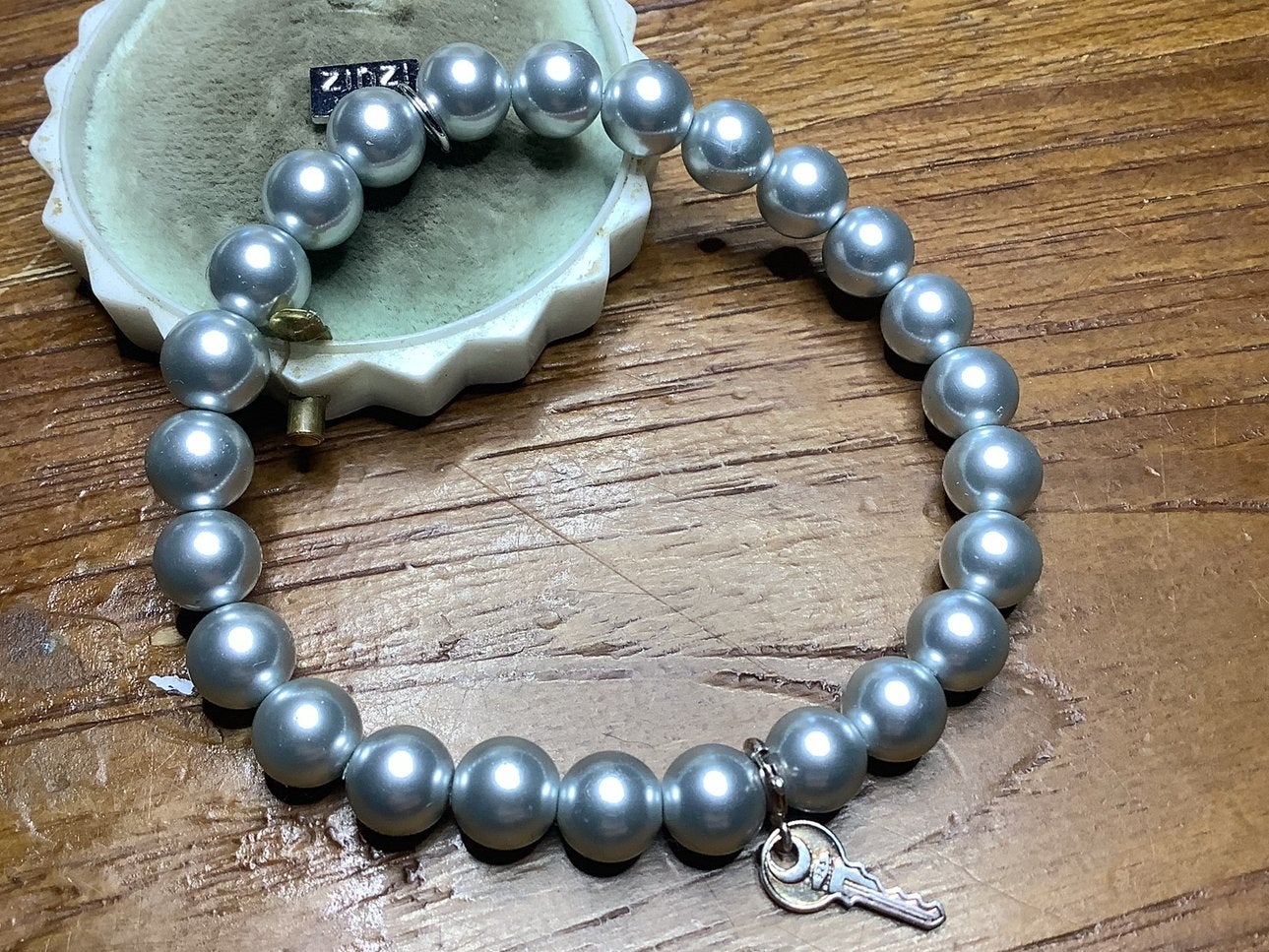 PRACHTIGE ORIGINELE GRIJZE PAREL ARMBAND MET ZILVER BEDEL, Sieraden, Tassen en Uiterlijk, Antieke sieraden, Verzenden, Zilver