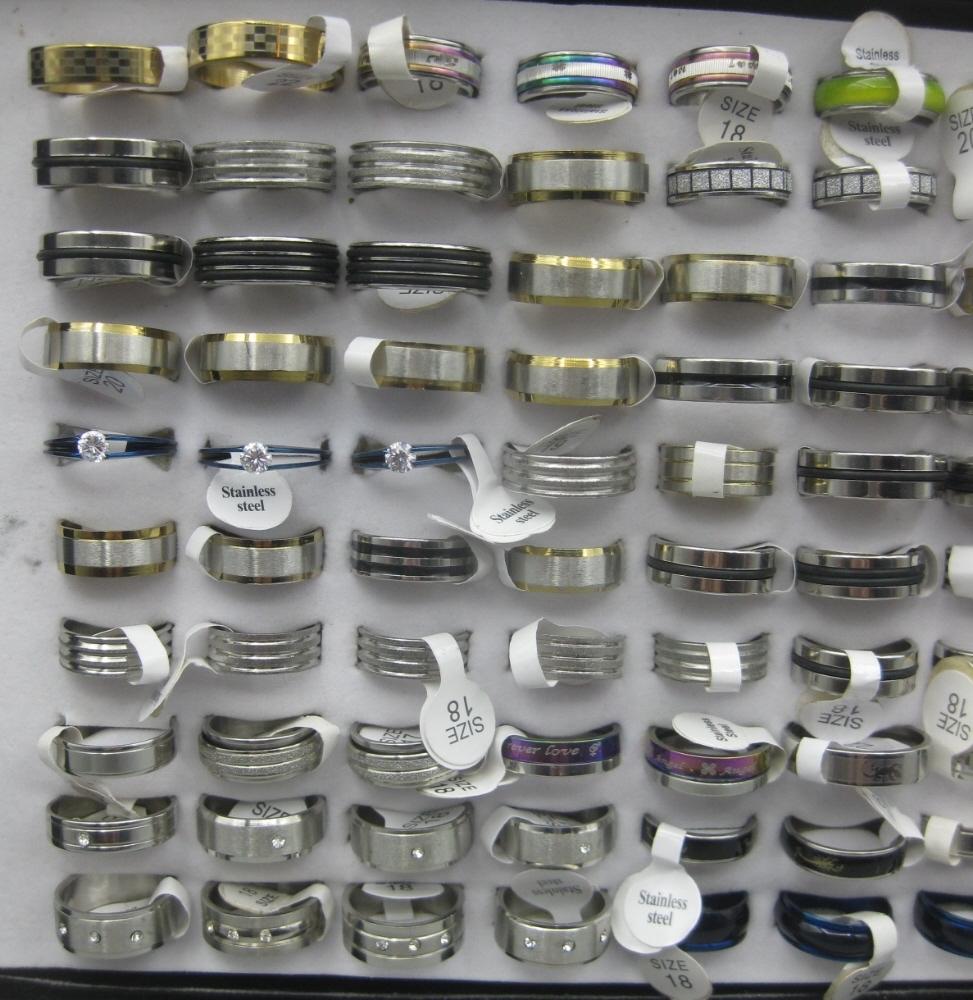 Partij van 100 RVS ringen in doos - Diverse maten/modellen, Sieraden, Tassen en Uiterlijk, Ringen, IJzer of Staal, Nieuw, Ophalen of Verzenden