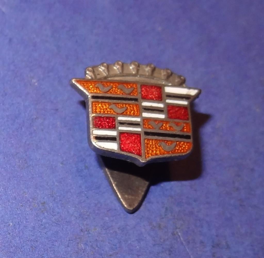 Cadillac Gegeemailleerde Revers Knoop 15 x 13 mm, Verzenden, Gebruikt, Transport, Speldje of Pin