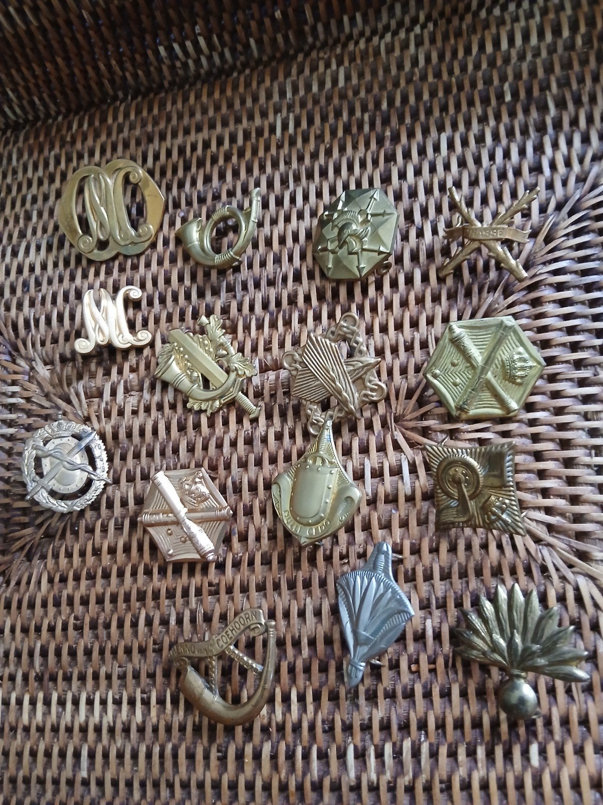 Mooie partij van 15 originele militaire emblemen, Ophalen of Verzenden, Landmacht, Nederland, Embleem of Badge
