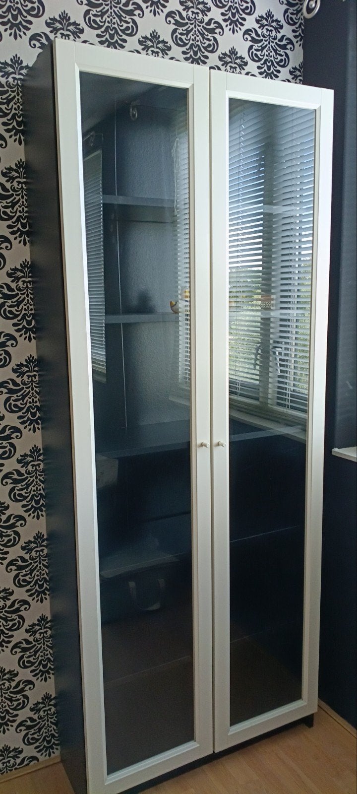 Zwart-witte IKEA kast met glazen deuren en 5 legplanken, Huis en Inrichting, 200 cm of meer, Glas, 25 tot 50 cm, Gebruikt
