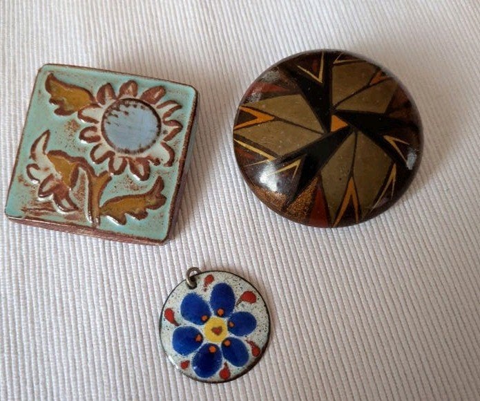 Vintage sieraden: Twee broches en emaille hanger, Overige materialen, Gebruikt, Overige kleuren, Minder dan 4 cm