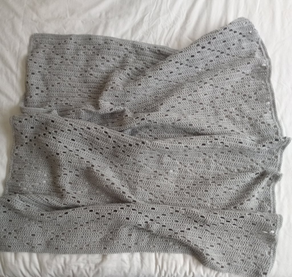 Nieuwe gehaakte licht grijze plaid, Huis en Inrichting, Woonaccessoires | Plaids en Woondekens, Handgemaakt, Acryl, Nieuw, Ophalen of Verzenden