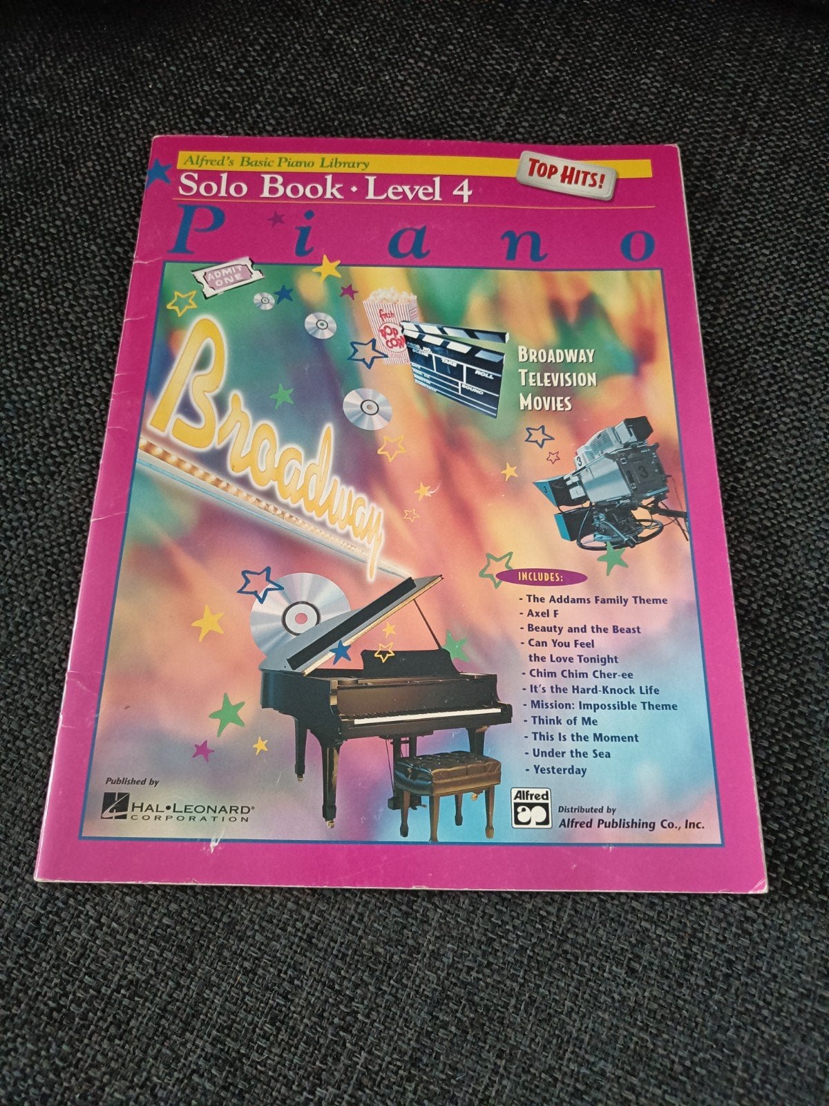 Alfred's Basic Piano Library Solo Book Level 4 Broadway, Gebruikt, Filmmuziek en Soundtracks, Ophalen of Verzenden, Thema