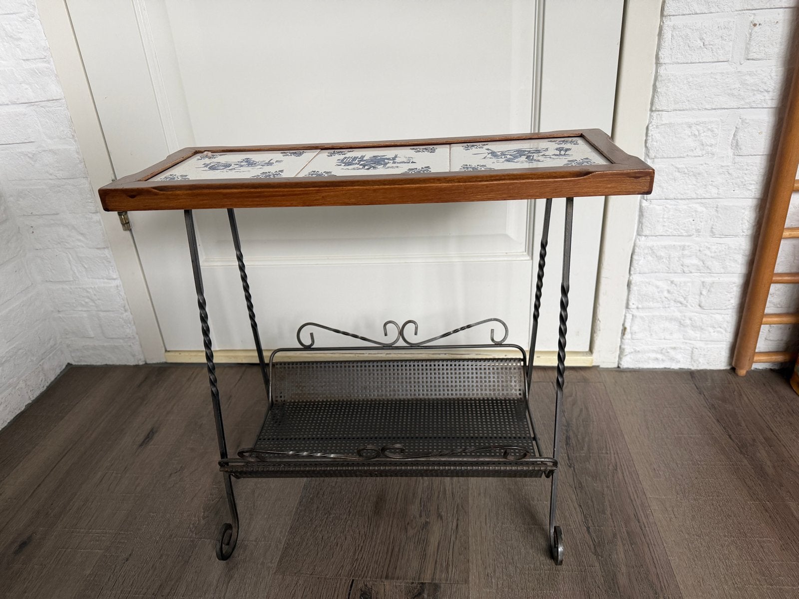 Oude krantenmand/tafel met Delfts blauwe tegels, Ophalen