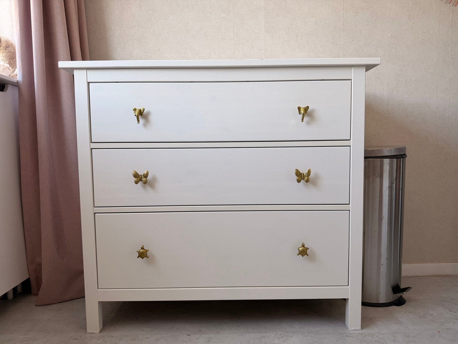 Witte ladekast met 3 laden en vlinderknoppen, Ophalen, Gebruikt, 100 tot 150 cm, 3 of 4 laden