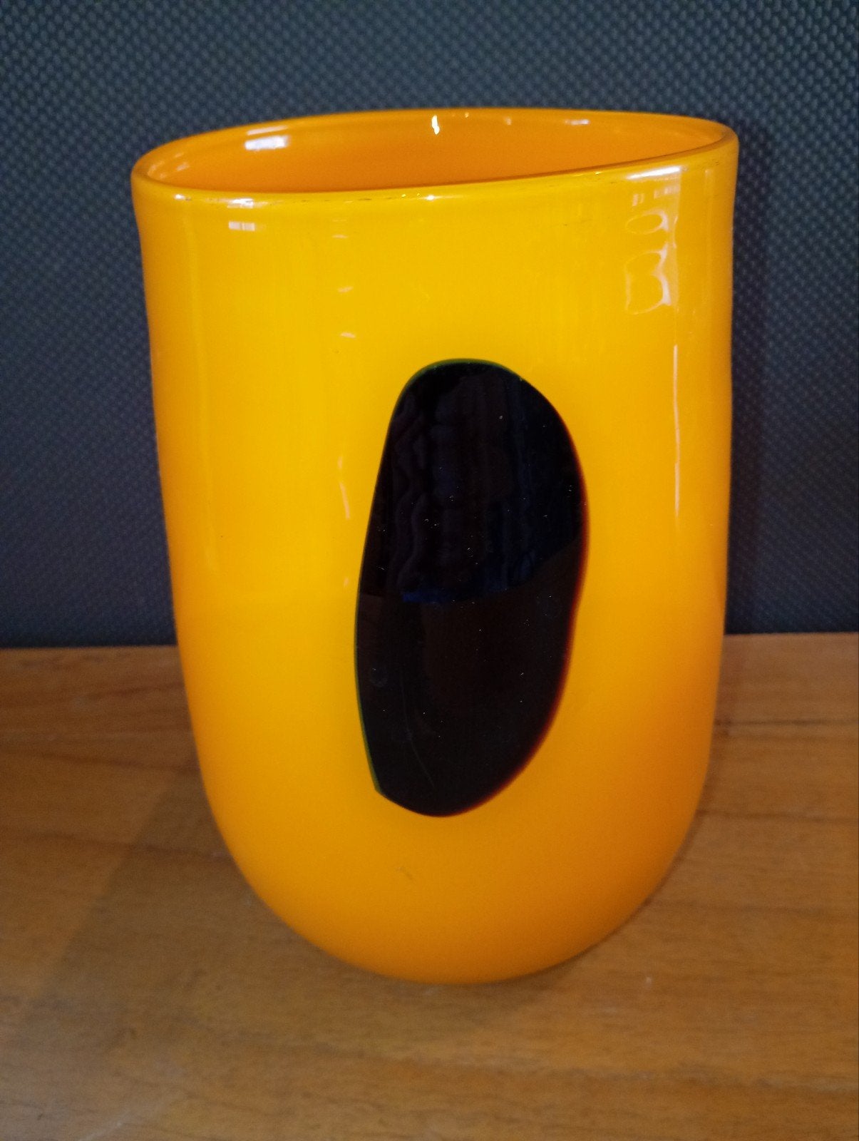 Oranje glazen vaas met zwarte decoratie, Handgemaakt, Oranje, Ophalen of Verzenden, Glas
