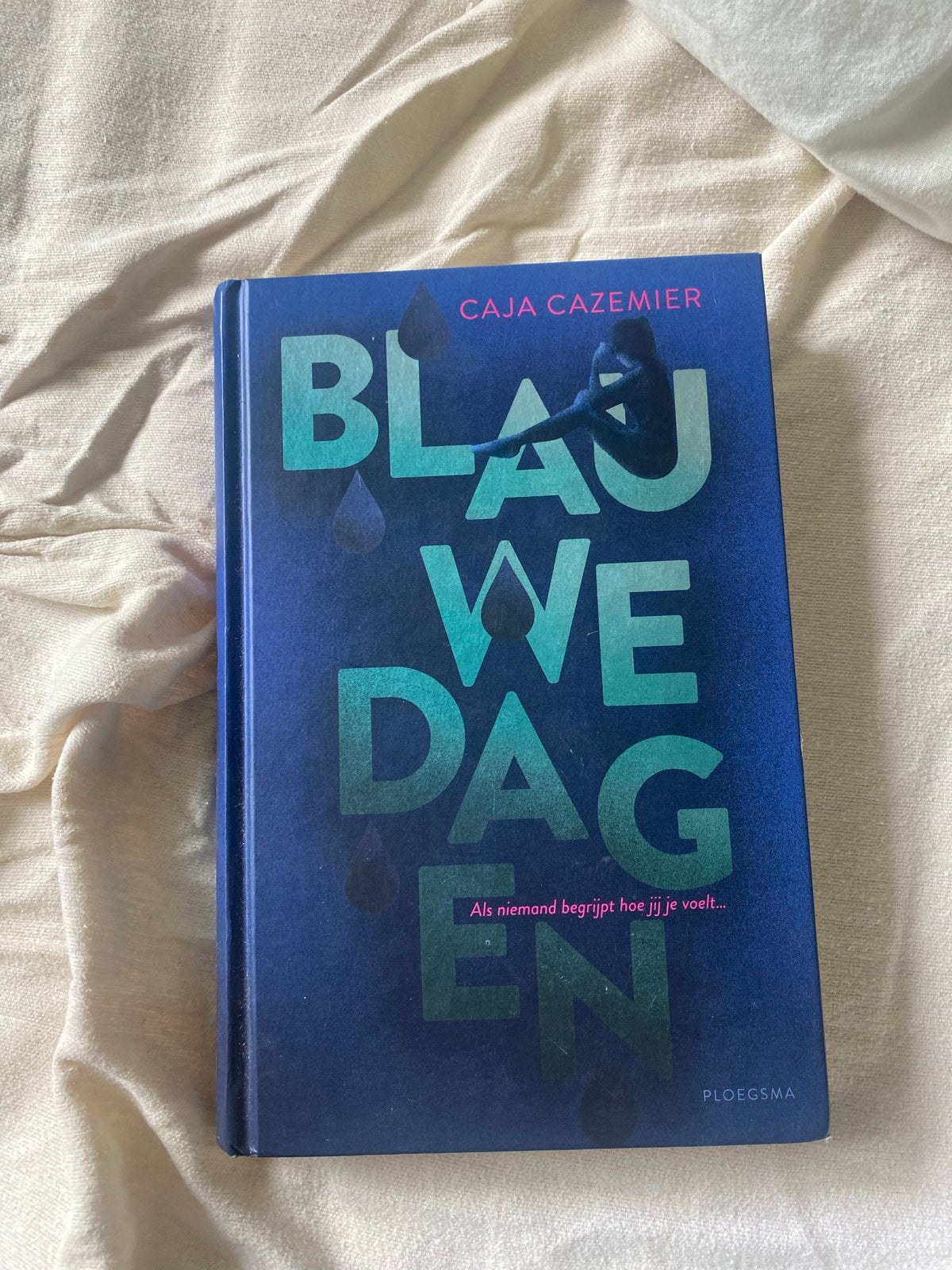Blauwe Dagen - Caja Cazemier (Zo goed als nieuw), Ophalen of Verzenden, Zo goed als nieuw, Nederland