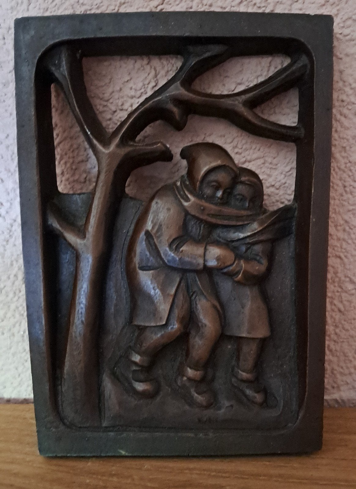 Wanddecoratie: Omhelzing onder de boom, Groep mensen, Minder dan 20 cm, Ophalen of Verzenden, Wanddecoratie