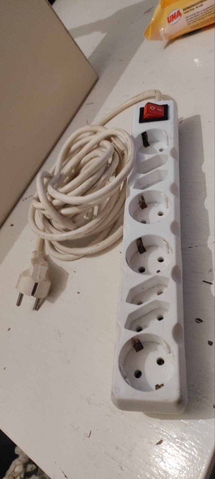 Stekkerdoos met 6 stopcontacten en schakelaar, Ophalen of Verzenden, Gebruikt, Stekkerdoos