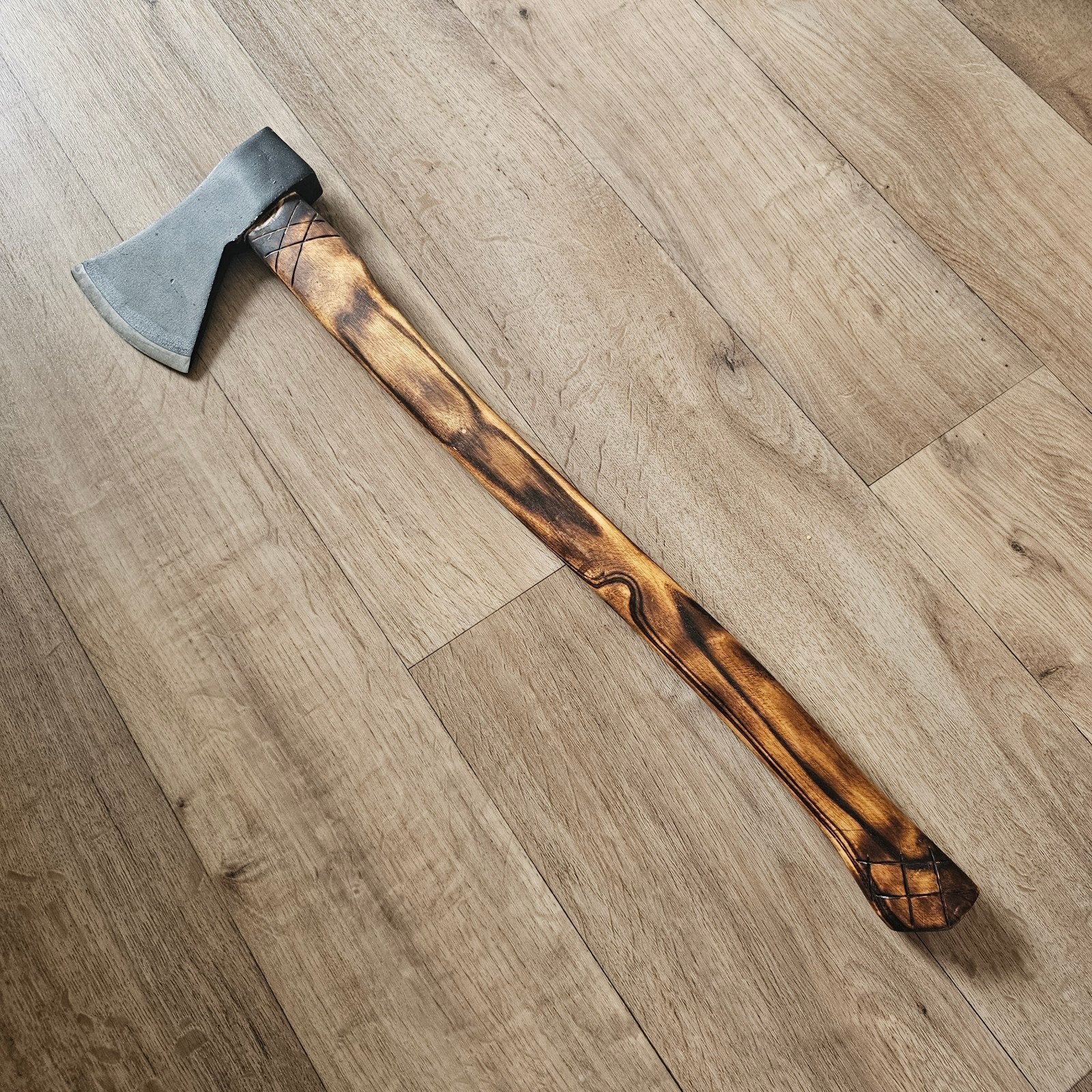Bijl met gebrand houten handvat - 72 cm, Doe-het-zelf en Verbouw, Ophalen of Verzenden, Gebruikt, Overige typen
