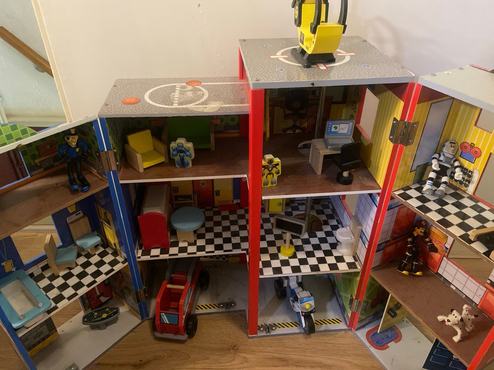 Houten Poppenhuis Politie/Brandweer Kazerne met Figuren, Ophalen, Gebruikt, Jongen of Meisje