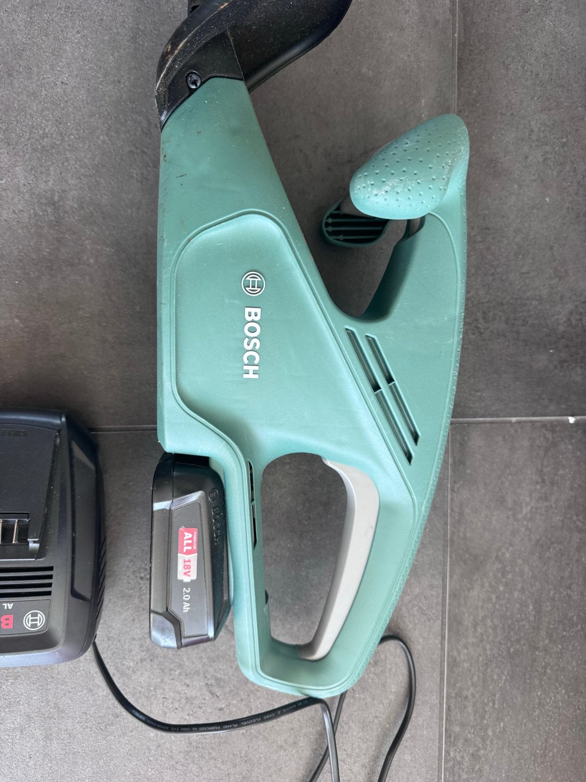Bosch Heggenschaar met Accu en Oplader, Ophalen, Gebruikt, Accu