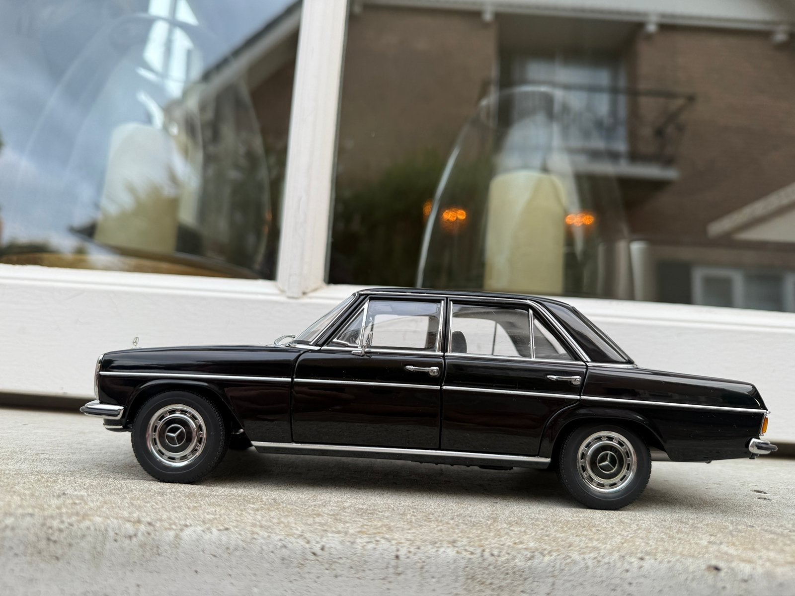 1:18 Mercedes /8 220D Limousine zwart 1967 Autoart 76181, Hobby en Vrije tijd, Modelauto's | 1:18, Auto, Autoart, Ophalen of Verzenden