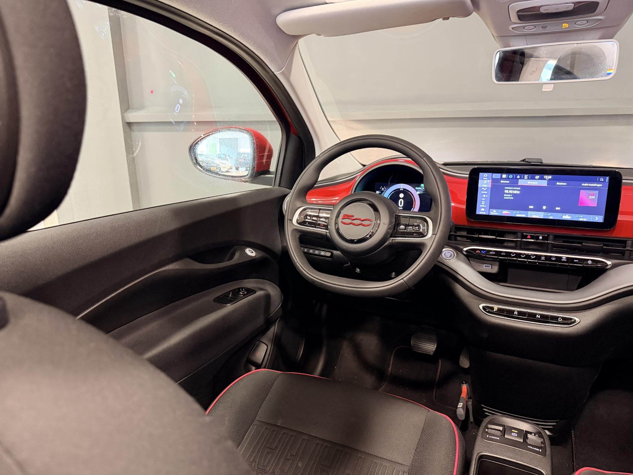 Fiat 500 C RED 42 kWh | Climate Control | Cabriolet | SOH 94, Stof, Cabriolet, 4 stoelen, 255 min