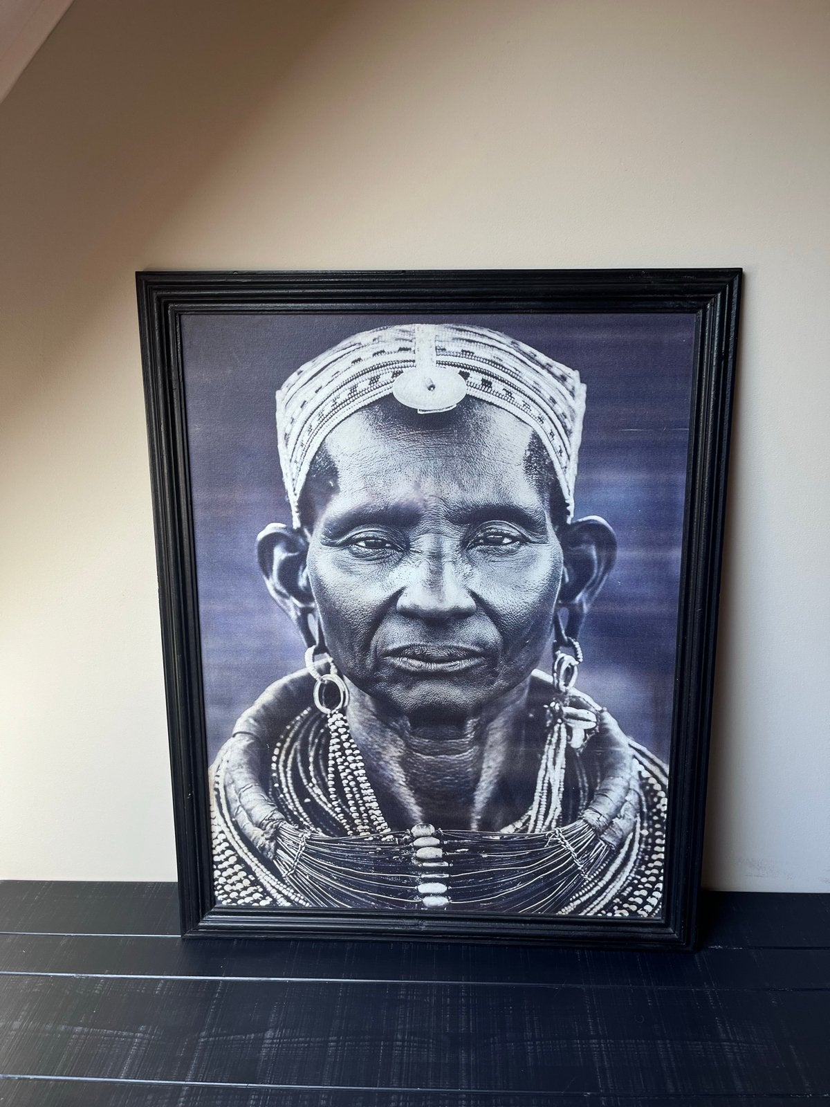 Zwart-wit schilderij met houten lijst - Afrikaanse vrouw, Ophalen, Zo goed als nieuw, Schilderij, 75 – 100