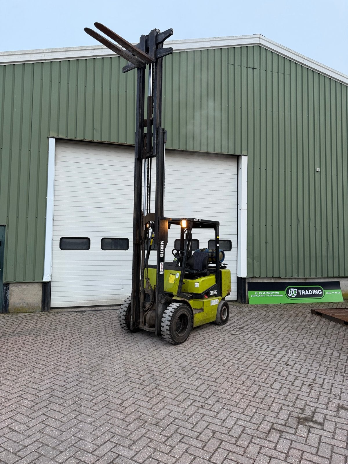 Te koop Heftruck clark op gas 3 ton triplo, Zakelijke goederen, Ophalen of Verzenden