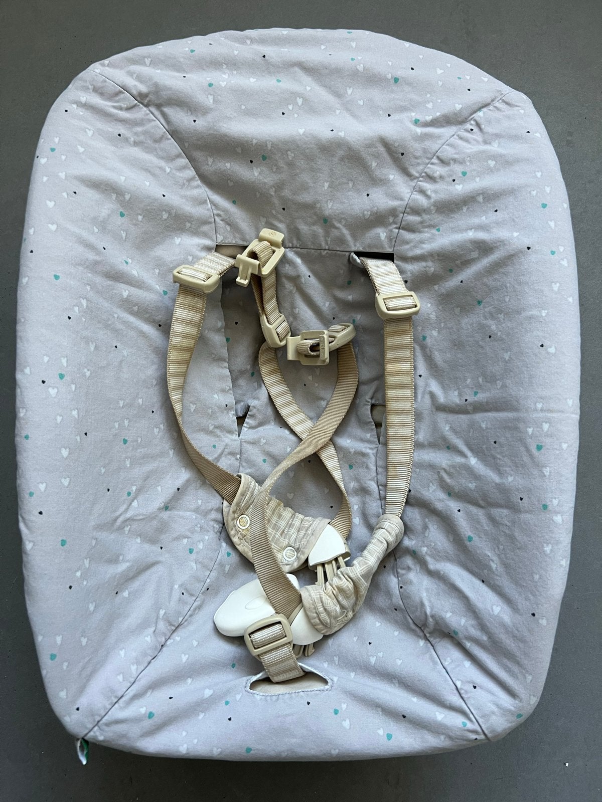 Stokke Tripp Trapp Newborn Set met 2 hoezen en speelboog, Ophalen of Verzenden, Gebruikt, Meegroeistoel, Gordel(s)