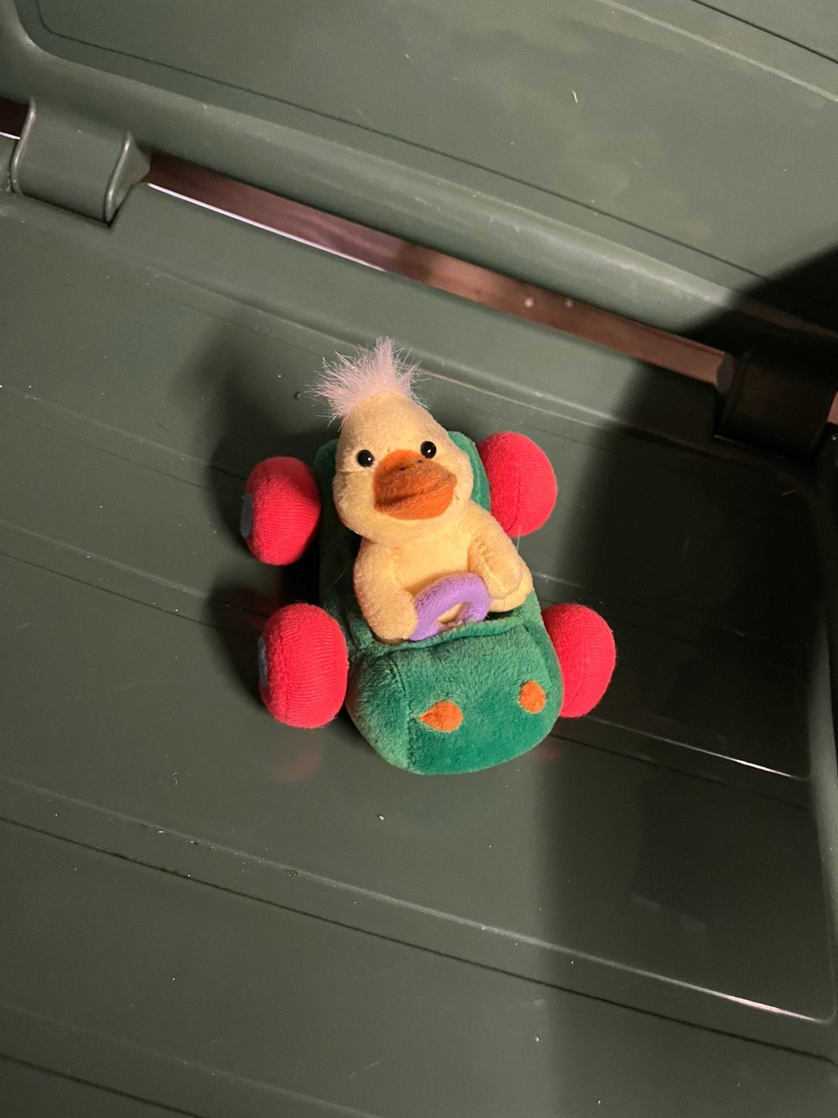 Knuffel eendje in auto, Kinderen en Baby's, Speelgoed | Knuffels en Pluche, Ophalen, Geel, Zo goed als nieuw, Middelgroot (20 tot 80 cm)
