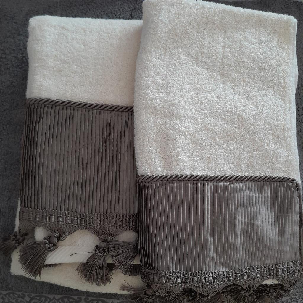 2x nieuwe decoratieve handdoeken .Croscill, Ophalen of Verzenden, Nieuw, Groen, Handdoek