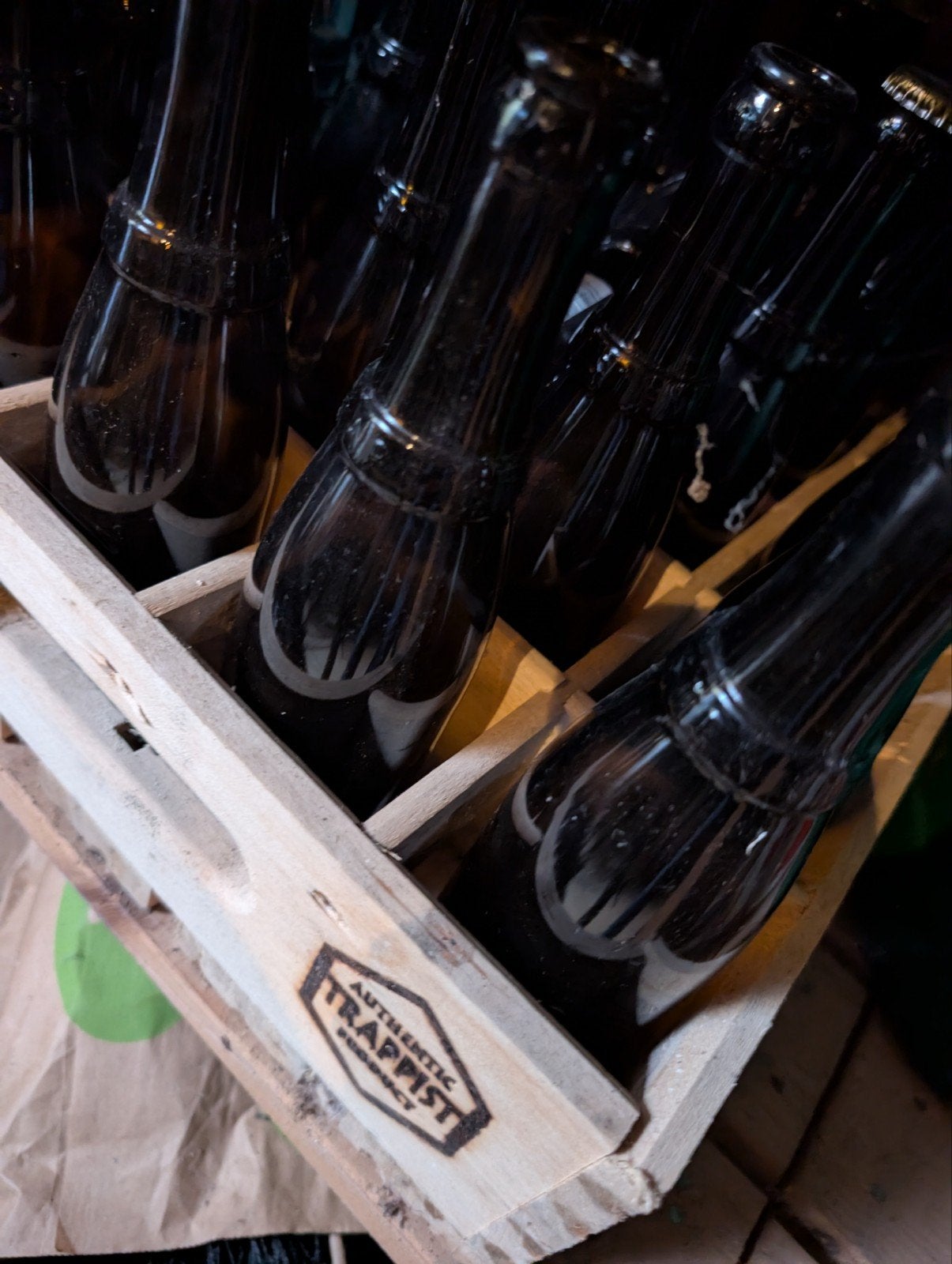 Twee houten kistjes met lege West Vleteren bierflessen, Ophalen of Verzenden, Gebruikt