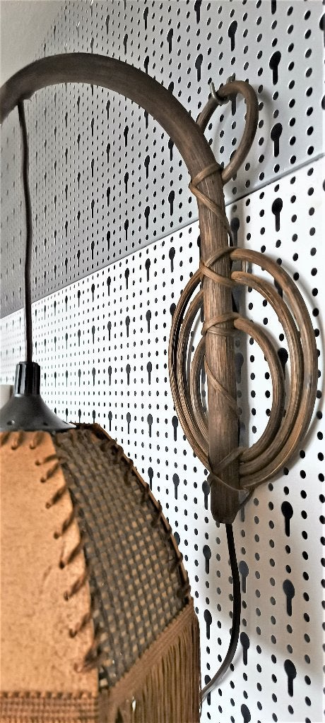 Rotan  wandlamp -riet -leer -webbing -nostalgie 70s, Huis en Inrichting, Lampen | Wandlampen, Gebruikt, Bruin, Overige merken