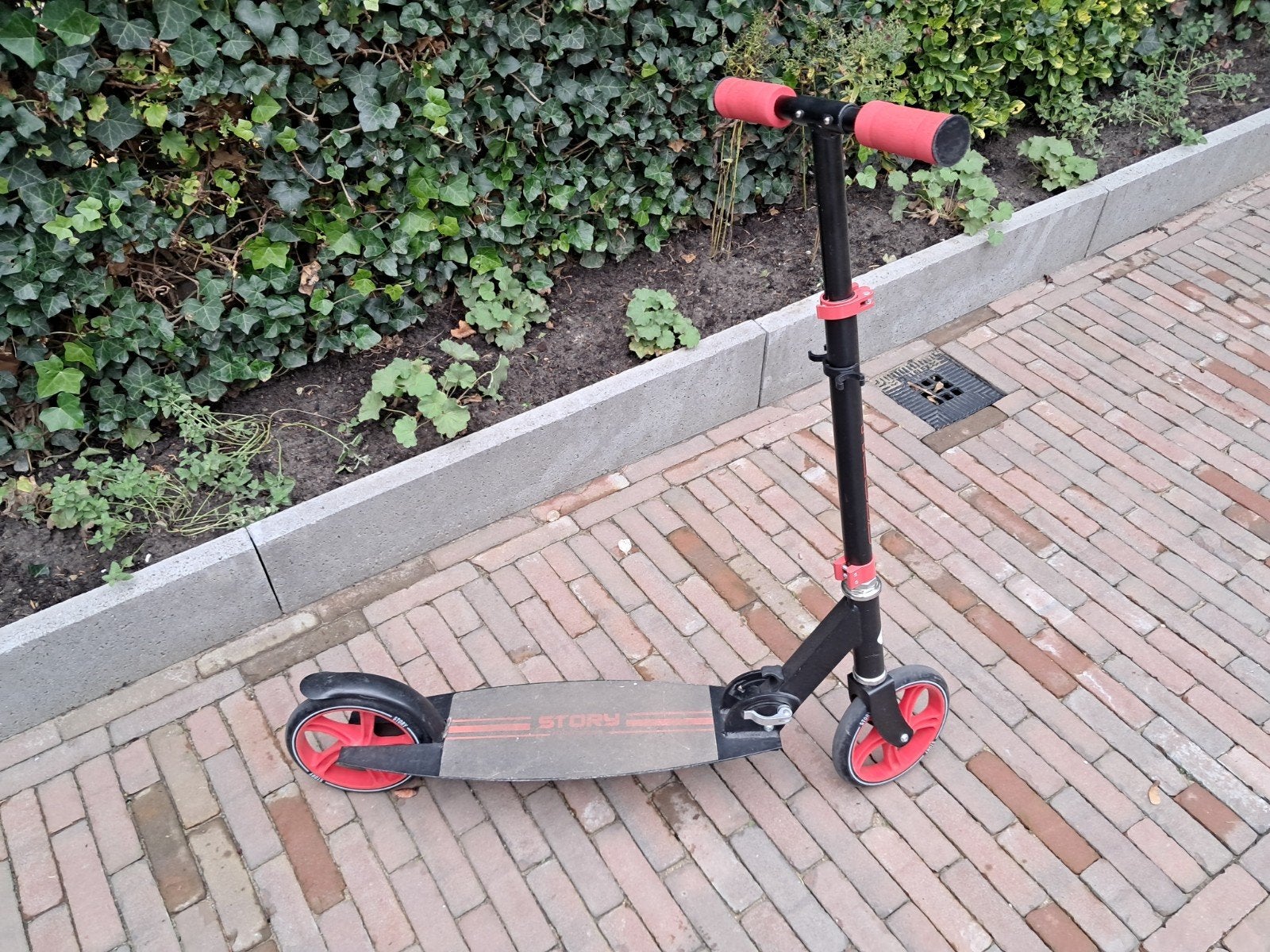 Inklapbare step van Story zwart met rode accenten, Fietsen en Brommers, Ophalen, Gebruikt, Overige typen, Story