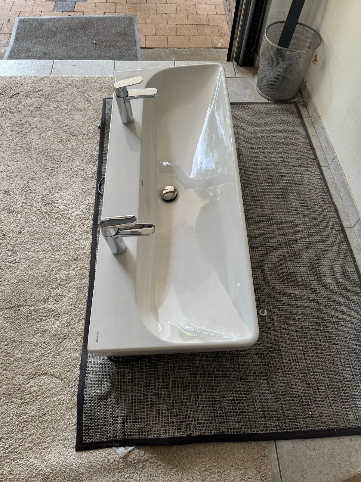 Nieuwe Geberit dubbele wastafel met 2 Grohe kranen, Doe-het-zelf en Verbouw, Sanitair, Ophalen, Nieuw, Chroom, Wastafel