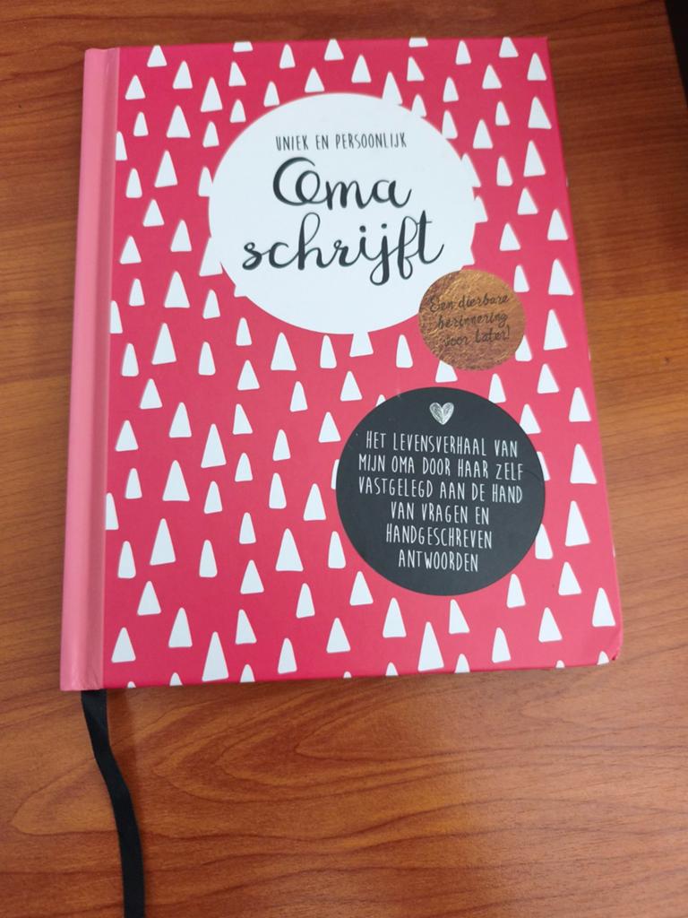 Oma Schrijft - Uniek en Persoonlijk Invulboek( onbeschreven), Ophalen of Verzenden, Zo goed als nieuw, Imagebooks, Overige