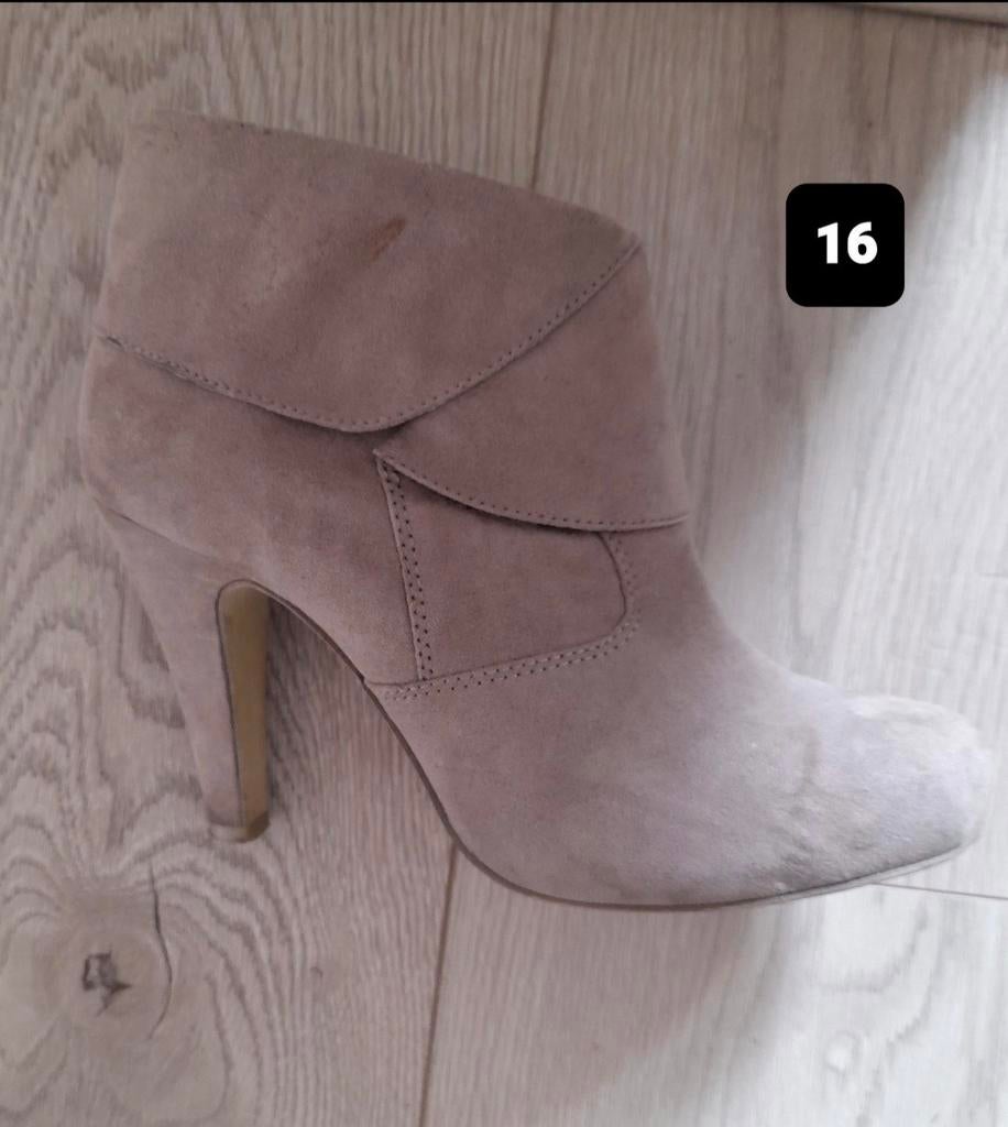 Ecrukleurige suèdelook enkellaarsjes van X Red Emilio Luca, Beige, Lage of Enkellaarzen, X Red Emilio Luca, Ophalen of Verzenden
