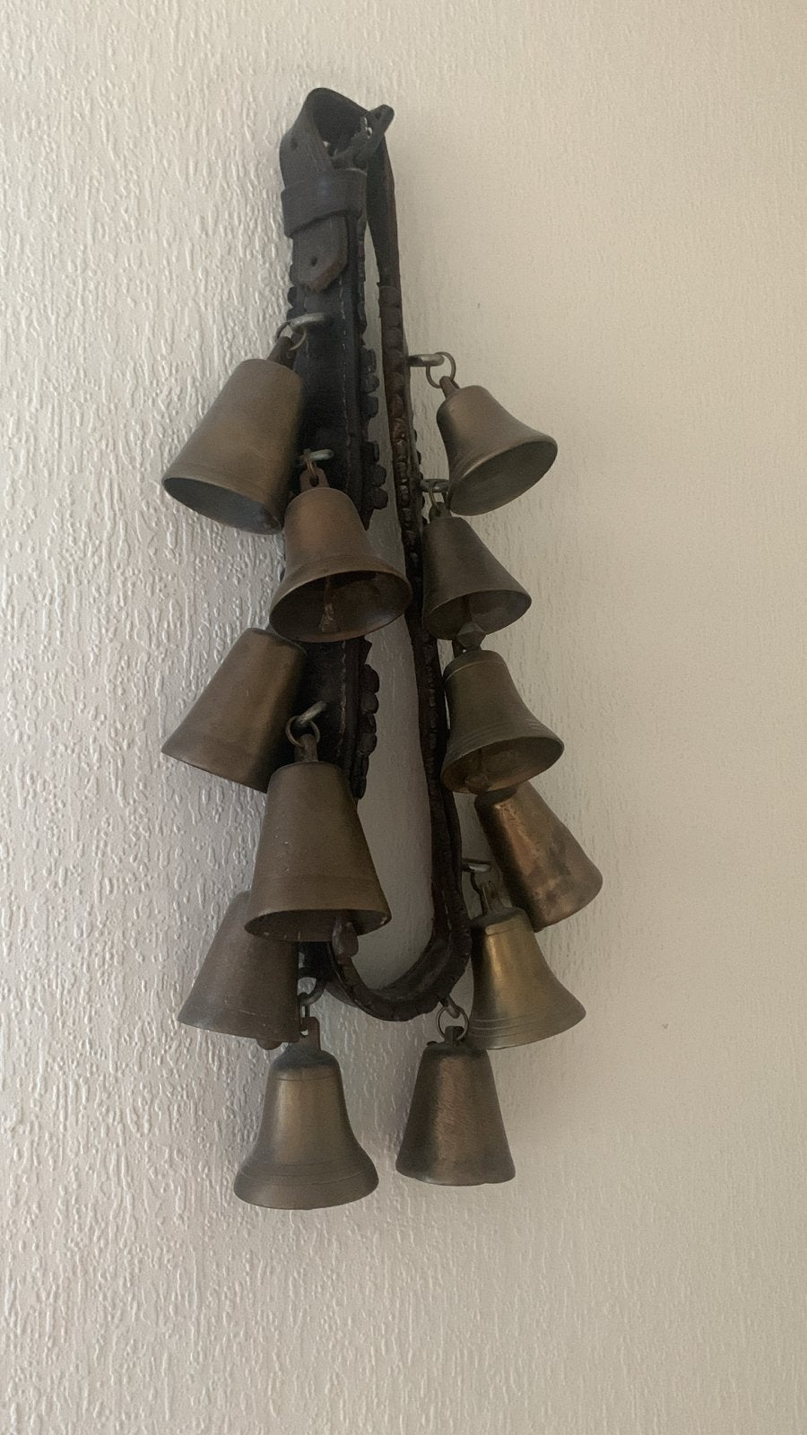 Antieke koperen bellen op lederen riem, Antiek en Kunst, Ophalen of Verzenden