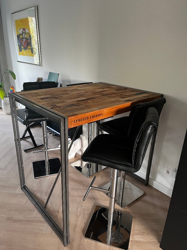 Industriële teakhouten bartafel + 4 barkrukken (gratis), Ophalen, Gebruikt