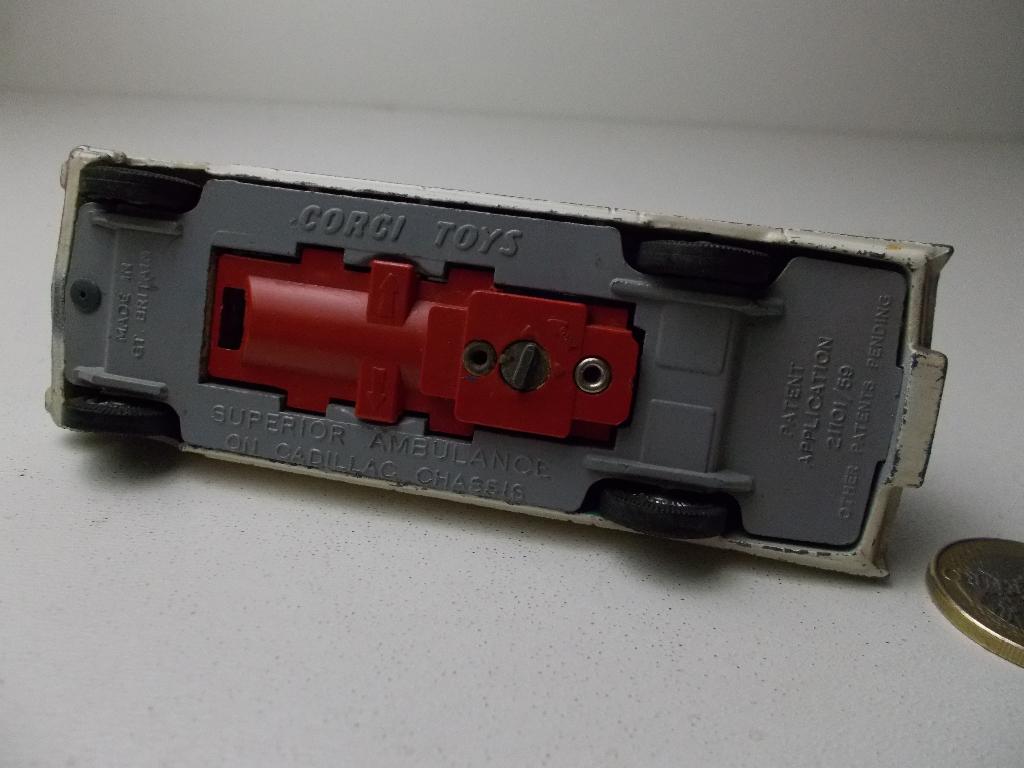1965 Corgi Toys 437 SUPERIOR AMBULANCE ON CADILLAC CHASSIS-D, Ophalen of Verzenden, Zo goed als nieuw, Auto, Corgi