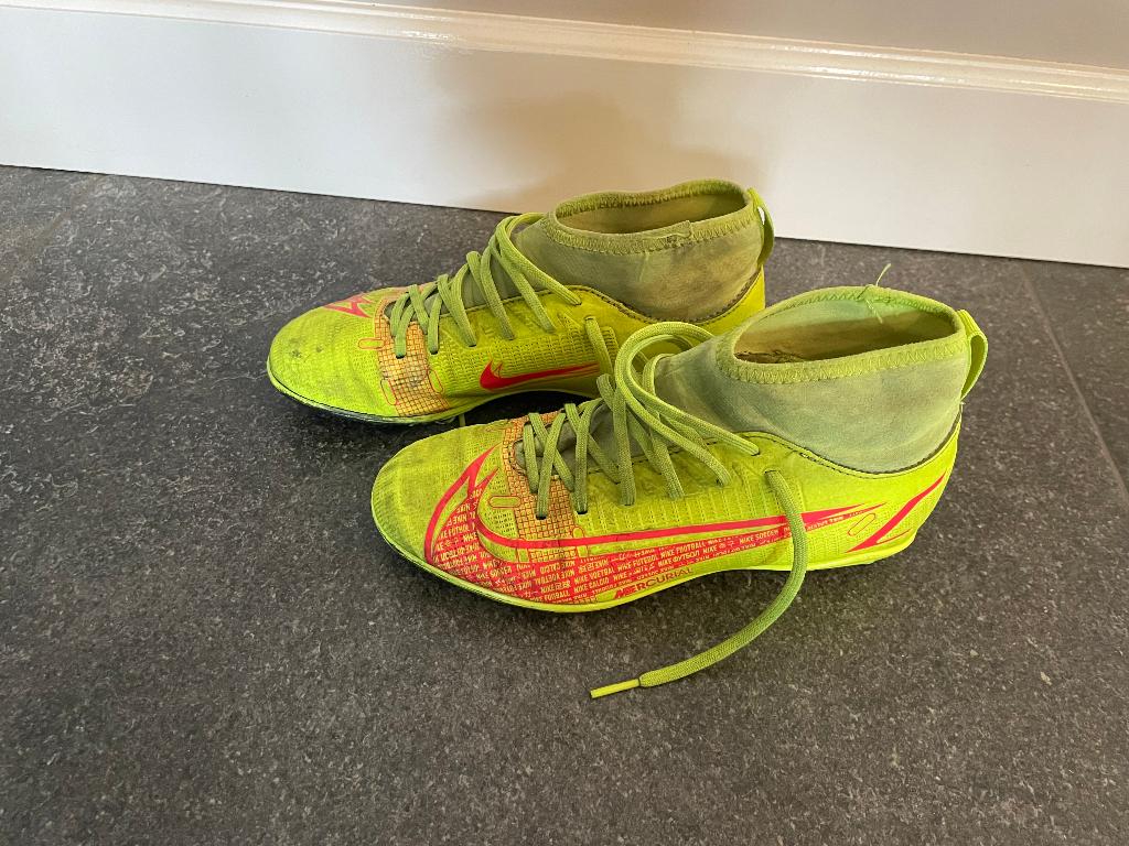 Voetbalschoenen maat 36 Nike, Sport en Fitness, Voetbal, Ophalen, Gebruikt, Schoenen