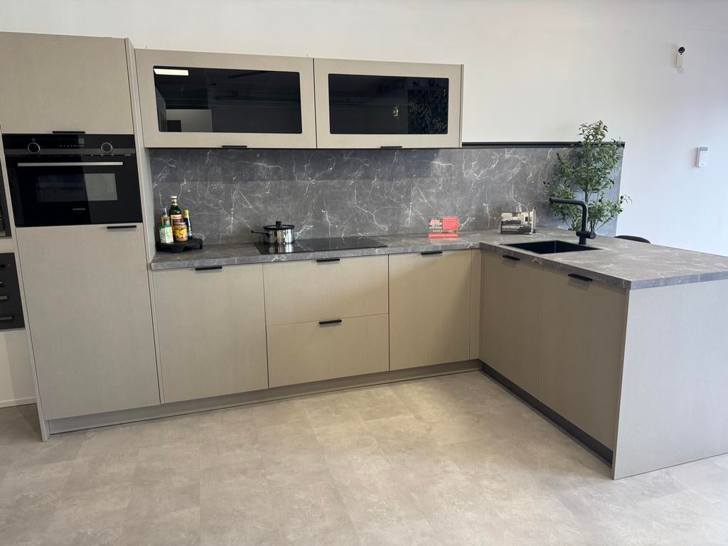 Showroom keuken champagne kleur, siemens apparatuur, le mans, Huis en Inrichting, Keuken | Complete keukens, Overige kleuren, Hoekkeuken