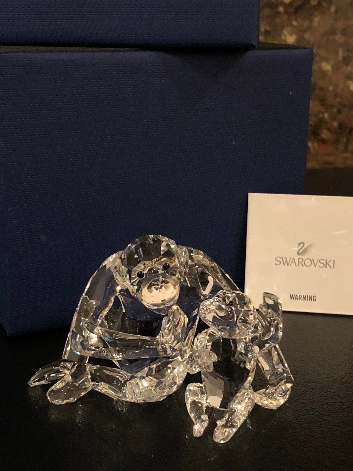 NIEUWSTAAT SWAROVSKI CHIMPANSEE MET JONG AAP BEELDJE, Ophalen of Verzenden, Zo goed als nieuw, Figuurtje