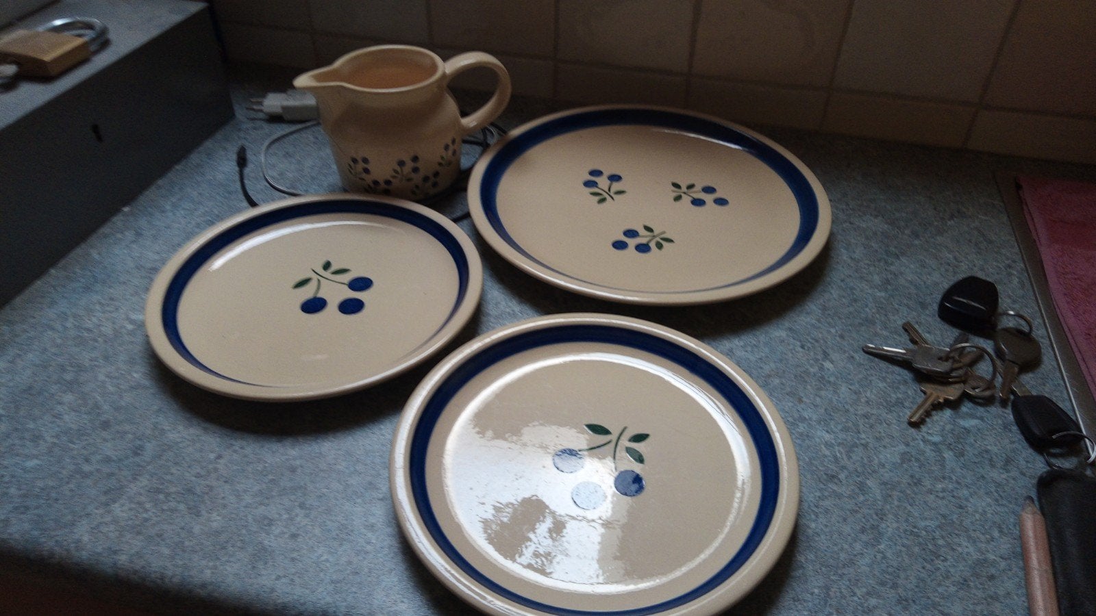 Servies met blauwe bessen: sauskannetje en borden, Ophalen of Verzenden, Overige stijlen, Bord(en)