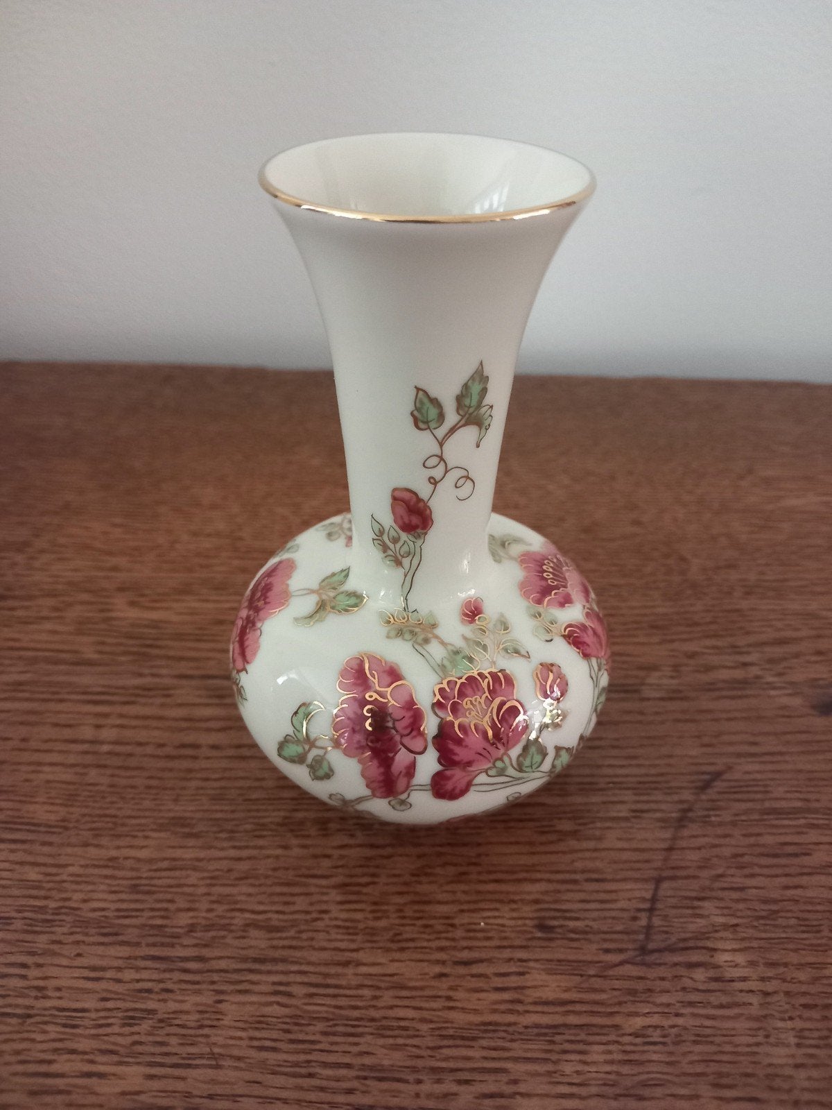 Zsolnay Pécs Hongarije.  Handgeschilderde vaasje 11 cm hoog., Antiek en Kunst, Ophalen of Verzenden