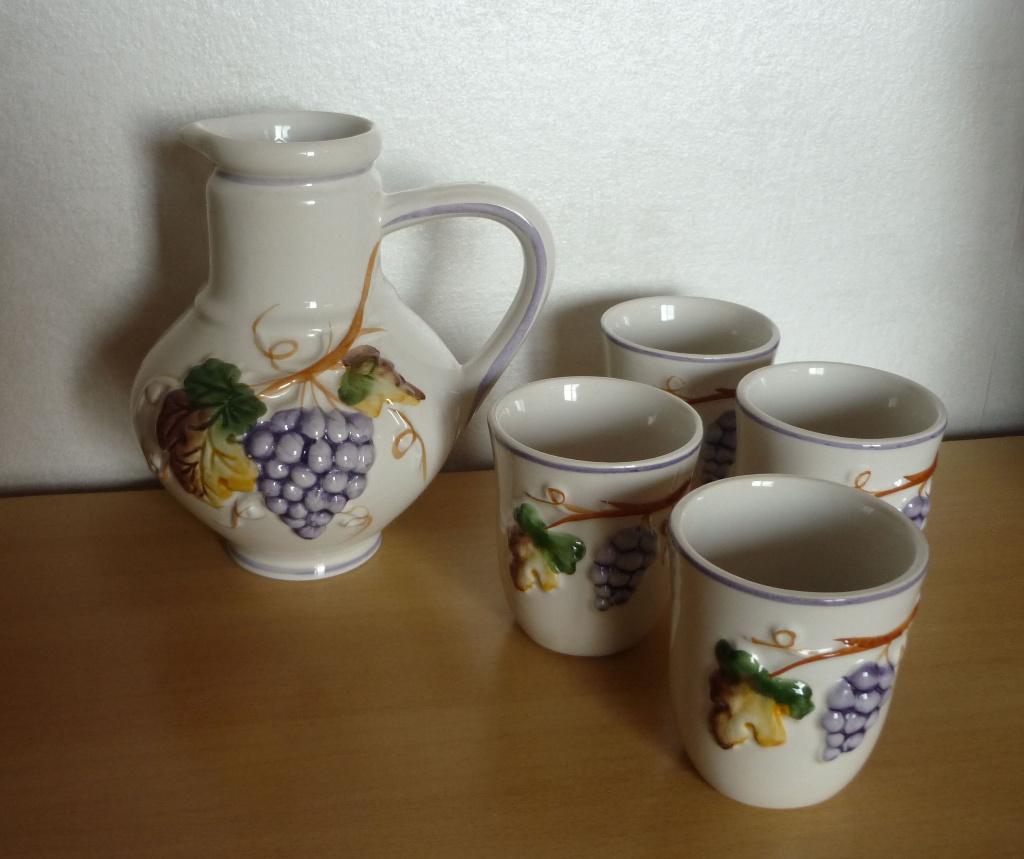 Set porseleinen kruik met 4 bekers druiventros druivenrank, Ophalen of Verzenden, Zo goed als nieuw, Overige stijlen, Kop(pen) en/of Schotel(s)