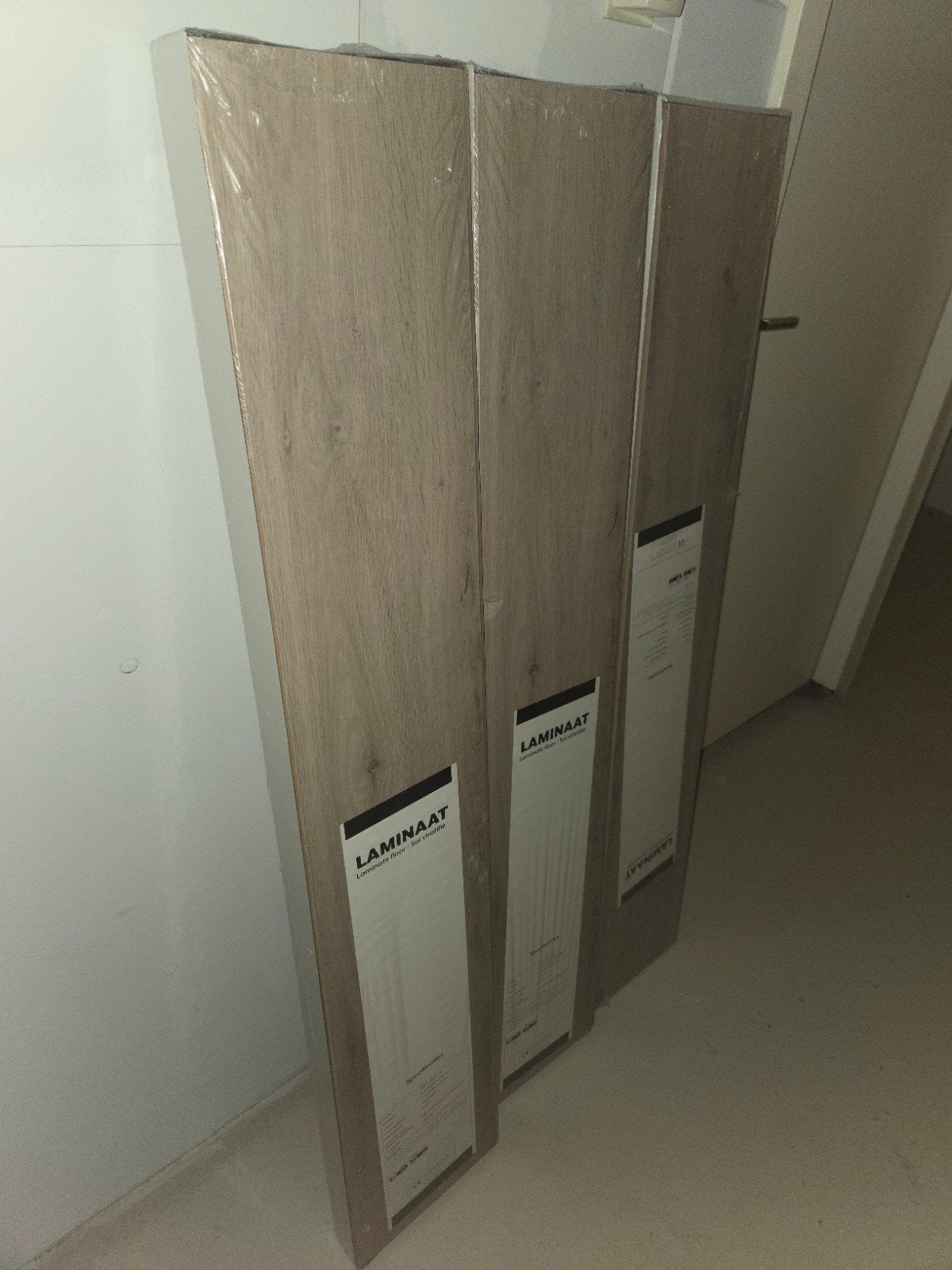 Nieuw Laminaat Eiken Grijs Beige met Ondervloer en Plinten, Ophalen, Nieuw, 5 tot 10 m², 10 tot 30 cm