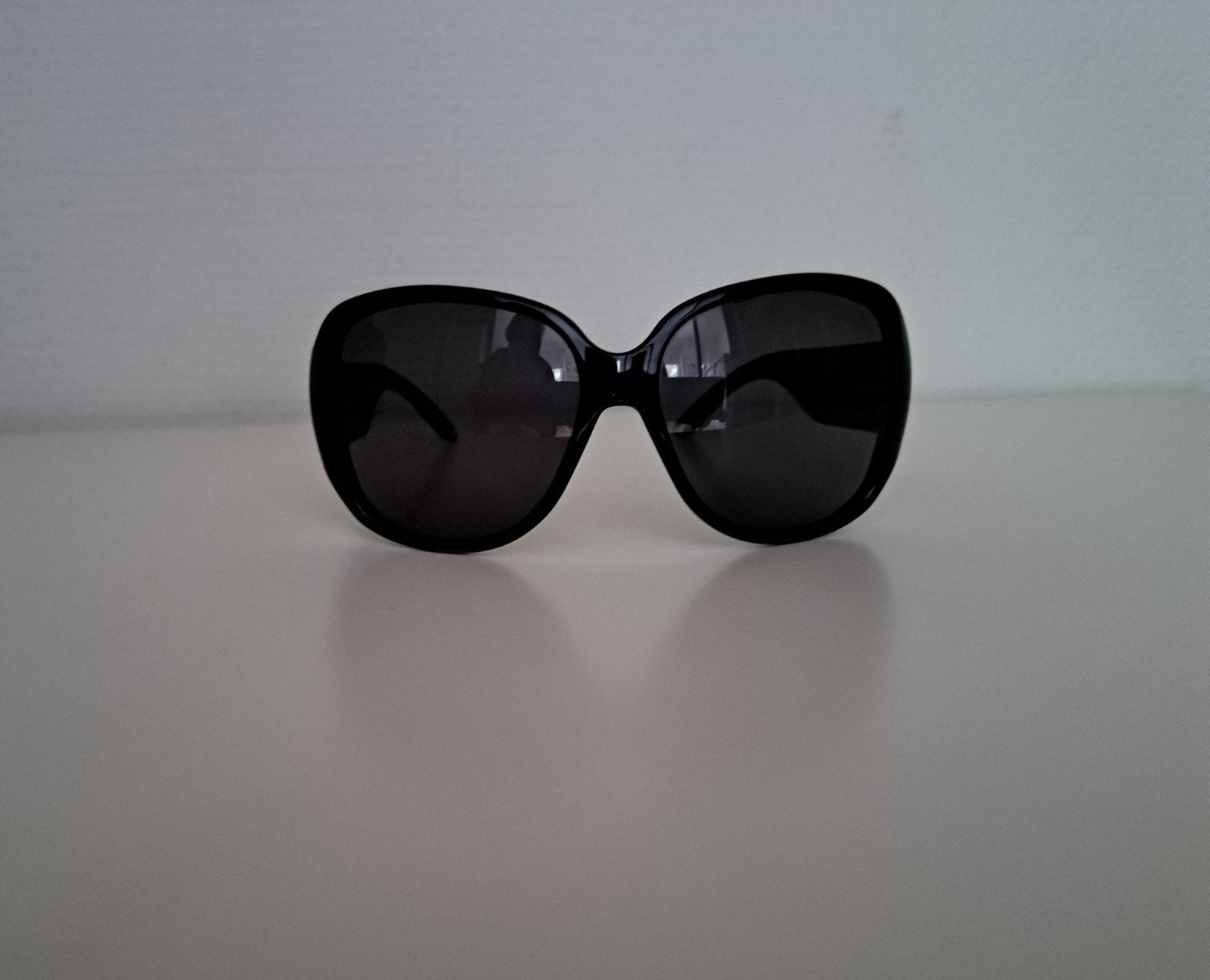 Max Mara Zonnebril - Stijlvol en Tijdloos Design, Sieraden, Tassen en Uiterlijk, Ophalen of Verzenden, Zo goed als nieuw, Zwart