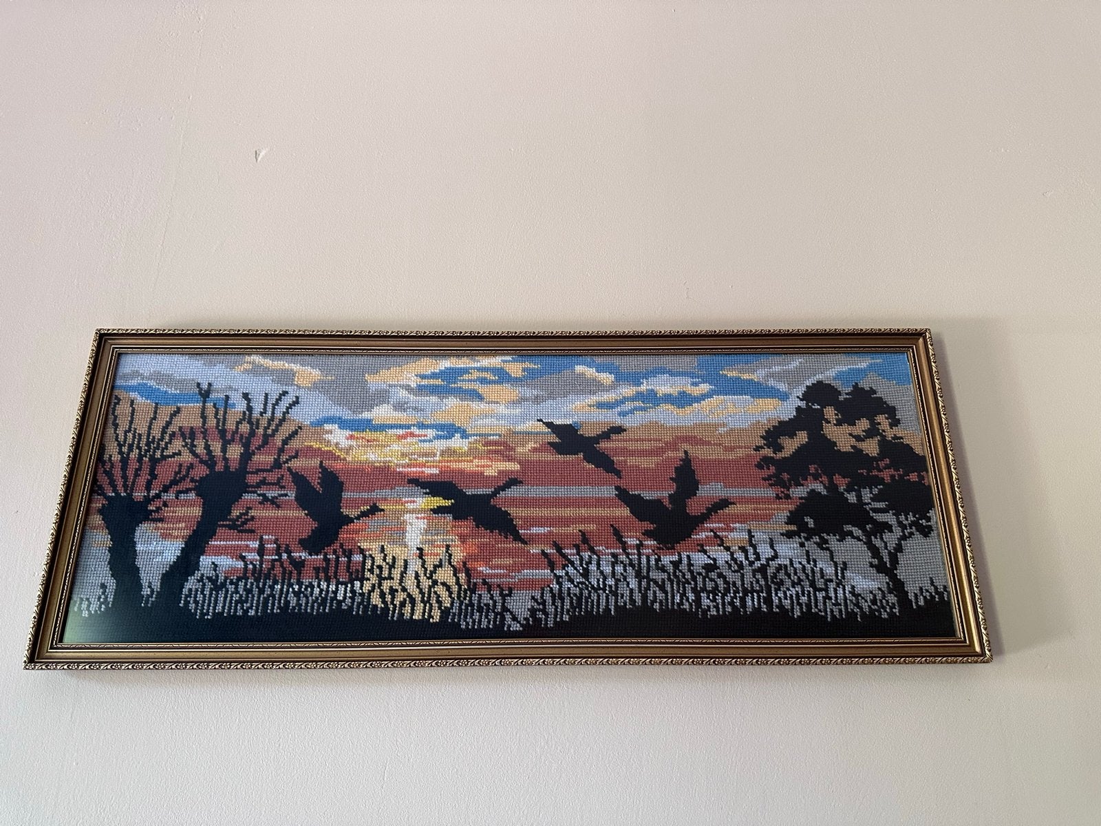 Retro geborduurd schilderij met goudkleurige lijst, Ophalen, Gebruikt, Schilderij, 75 tot 100 cm