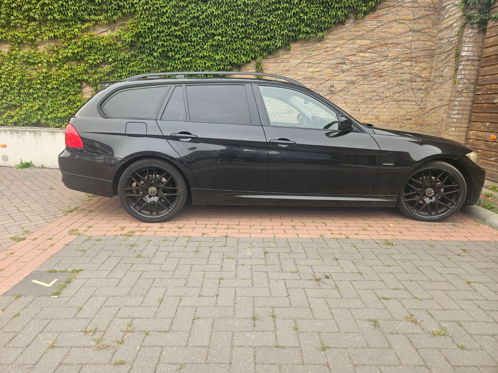 BMW 2.0 318 I Touring AUT 2009 Zwart lees tekst !, Auto's, Automaat, Achterwielaandrijving, 1995 cc, 1435 kg
