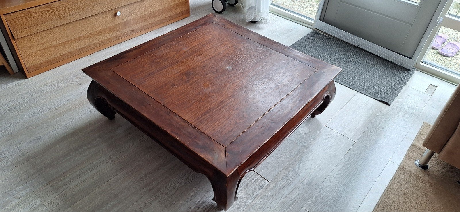 Grote robuuste salontafel, Ophalen