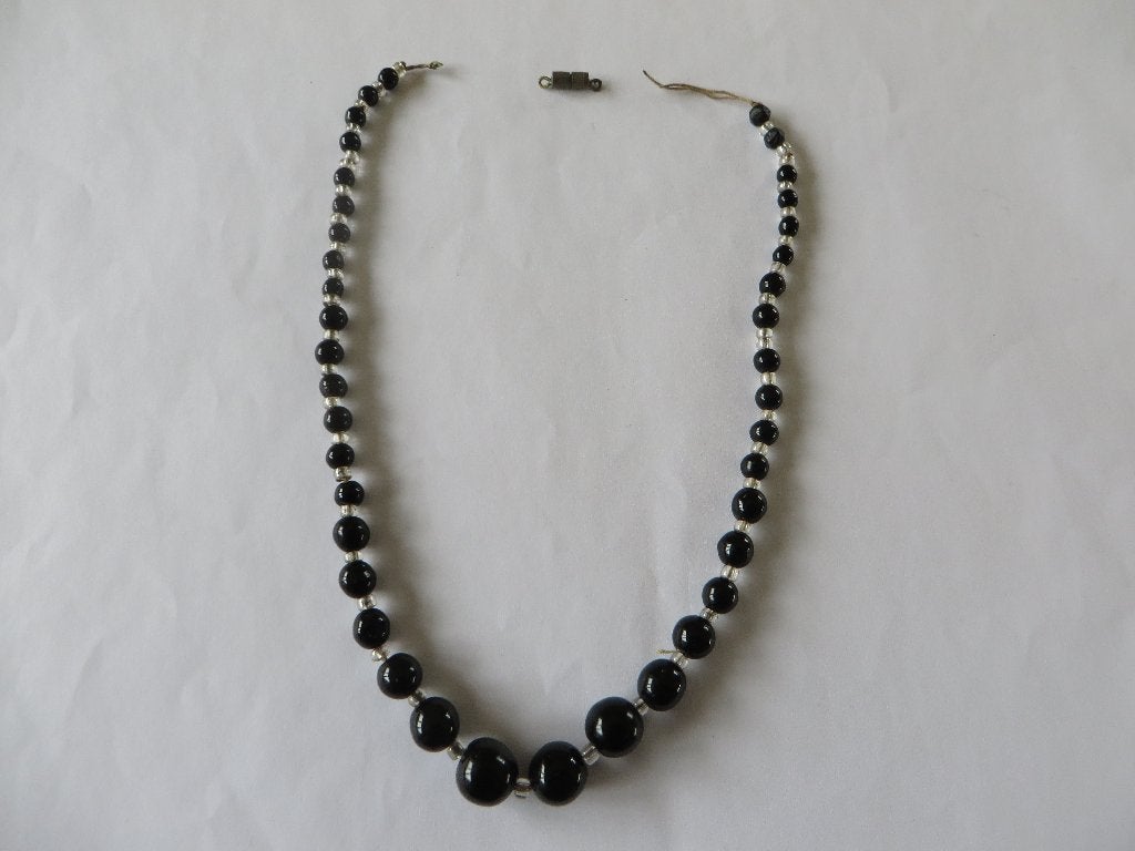 Antiek Zwarte ronde kralen ketting jaren 40, Sieraden, Tassen en Uiterlijk, Antieke sieraden, Ophalen of Verzenden, Overige materialen