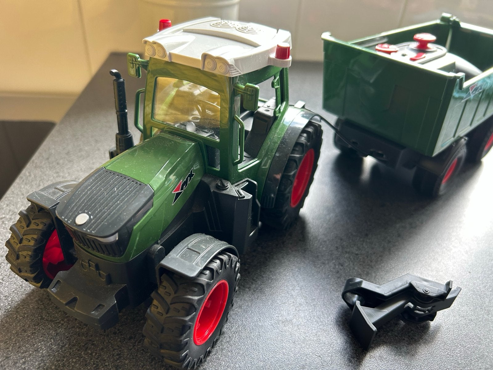Defecte trekhaak speelgoedtractor met aanhanger, Ophalen of Verzenden, Gebruikt, Jongen of Meisje