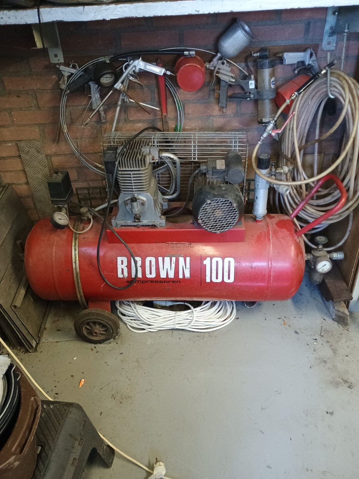 Brown 100 Compressor, Doe-het-zelf en Verbouw, Ophalen, Gebruikt, 400 tot 800 liter/min, Mobiel