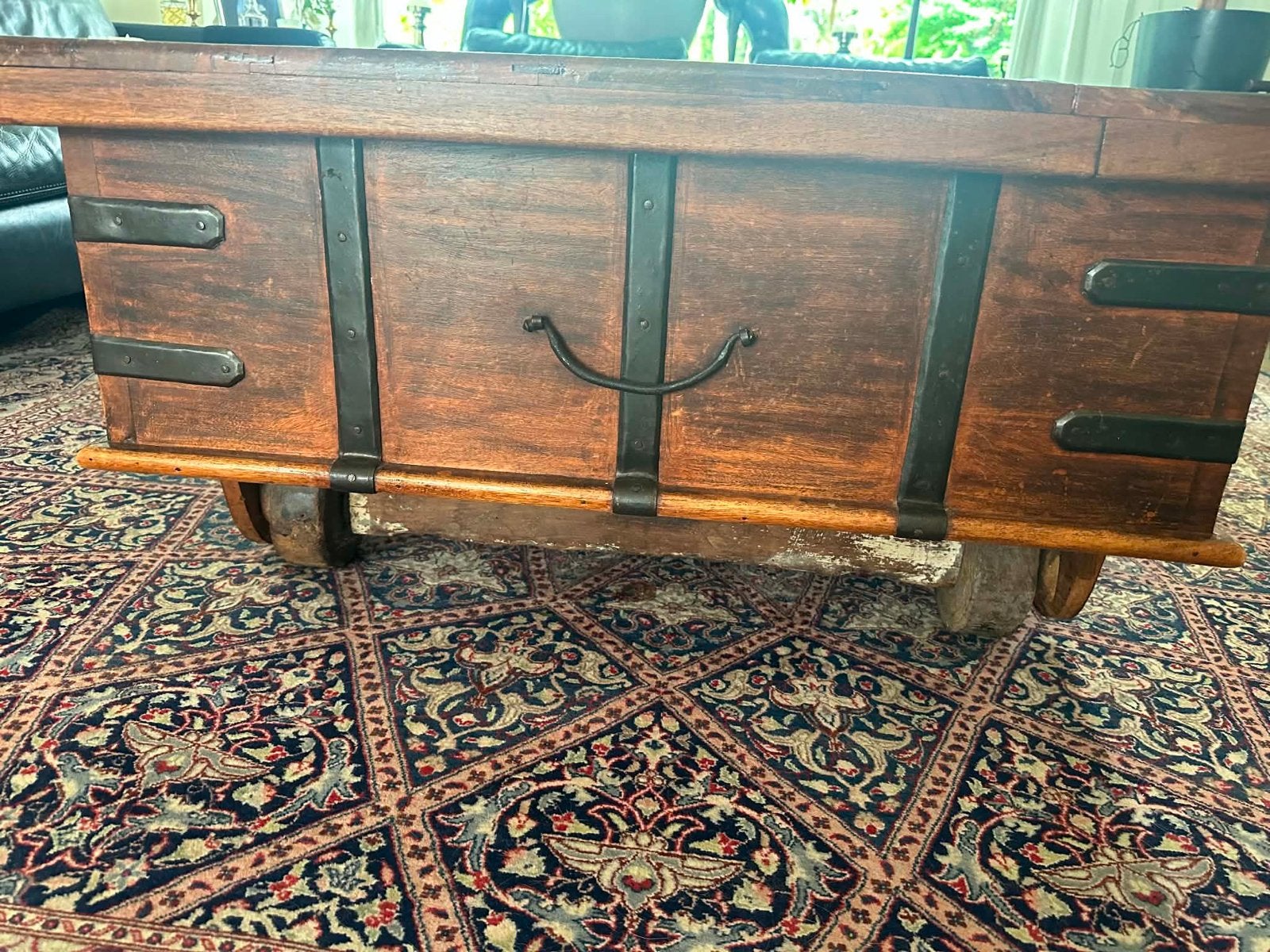 Vintage houten kist salontafel met metalen accenten, Ophalen, Gebruikt, 100 tot 150 cm, 50 tot 100 cm