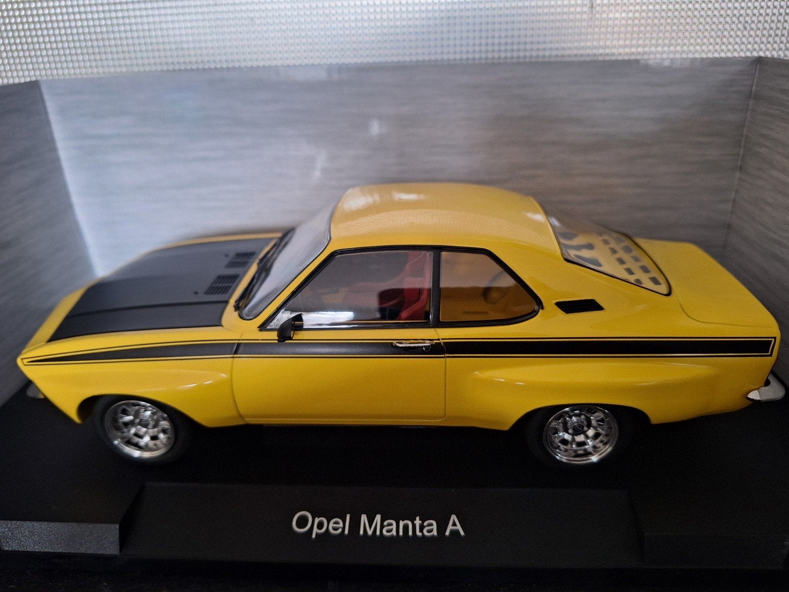 Opel Manta A 1974 Schaal 1:18, Hobby en Vrije tijd, Modelauto's | 1:18, Overige merken, MCG, Nieuw, Ophalen of Verzenden